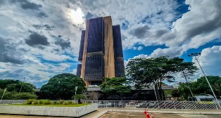 Tudo pelos bancos: PEC no Senado facilita cooptação do Banco Central.