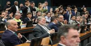 CCJ da Câmara aprovou a redução da maioridade penal para 16 anos.