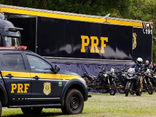PRF apreende 26 fuzis durante abordagem a caminhão no Paraná.