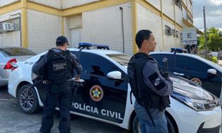 As Polícias PC e PM fazem Operação para cumprir 56 Mandados de Prisão no Complexo da Maré Rio de Janeiro.