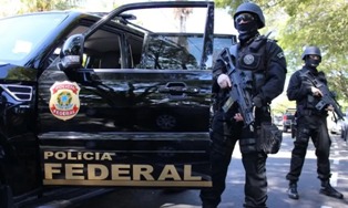 Polícia Federal combate tráfico internacional de drogas por rotas marítimas.