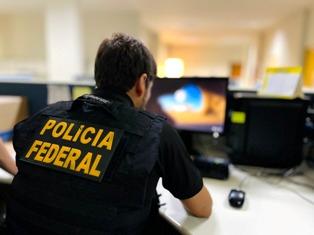 Polícia Federal investiga anúncios digitais falsos que simulavam serviços públicos.