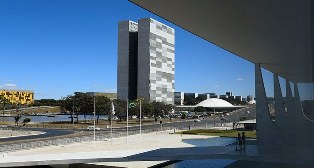 Brasil proíbe produção e venda de “foie gras” feito por alimentação forçada.