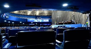 Atenção: Eleitor brasileiro escolherá dois senadores neste ano.