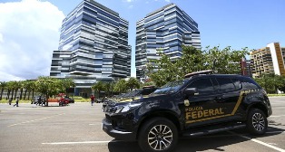 Polícia Federal mira empresário suspeito de intimidar jornalistas no caso Master.
