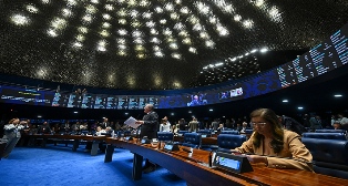 Em ano eleitoral Senado aprovou pequena redução de imposto sobre combustíveis.