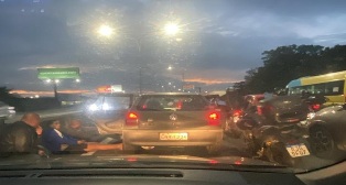 Manifestações contra ação da Polícia e a favor de traficantes bloquearam vias do Rio de Janeiro.