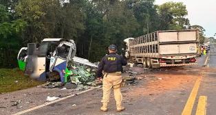 Acidente entre ônibus e caminhão matou 23 pessoas em estrada no Paraná!