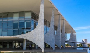 Lula cavou a situação e agora repudia revogação de Visto de embaixadora nos EUA.