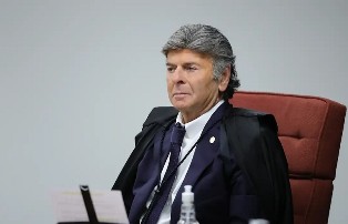 Seguindo a Lei: Luiz Fux suspende decisão de Flávio Dino que restabelecia posts de Nossa Senhora.