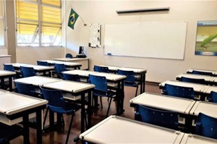 OCDE diz que 9% dos professores no Brasil não têm qualificação completa.
