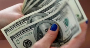 Dólar caiu a R$ 5, e Bolsa sobe quase 8% com a vitória de Flávio Bolsonaro no Primeiro Turno.