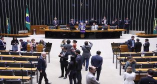 Câmara aprova MP que acaba com a “taxa das blusinhas” que o próprio governo criou.