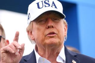Donald Trump rejeita limitar IA e critica governança global da tecnologia.
