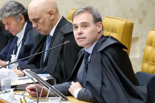 André Mendonça volta a suspender multas sobre saúde mental no trabalho.
