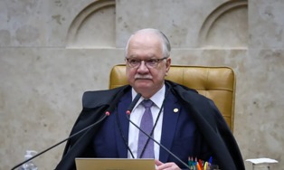 A pedido de Fachin, André Mendonça retira parte de sigilo do caso Master.