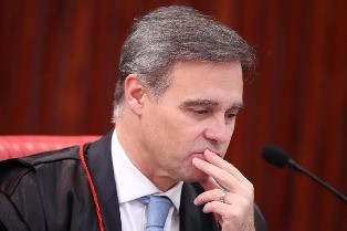 André Mendonça incluiu Flávio Bolsonaro como investigado no caso Dark Horse.