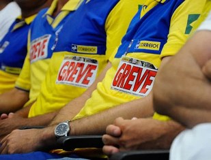 Trabalhadores dos Correios estão em greve por tempo indeterminado.