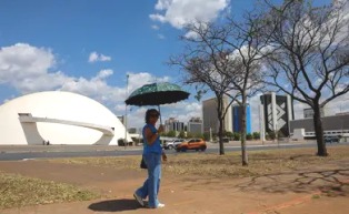 Inmet faz alerta para onda de calor em oito Estados do país.