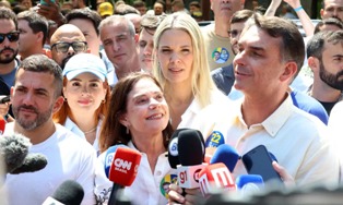 Flávio Bolsonaro faz visita a seu pai e recebeu mais apoios em São Paulo.
