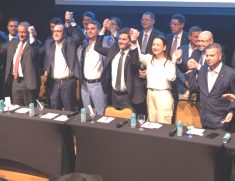 Flávio Bolsonaro recebe apoio de outros Partidos e fala em mudar Constituição.