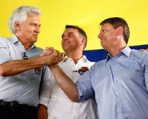 Flávio Bolsonaro recebe apoio de governadores eleitos e de Cury também.